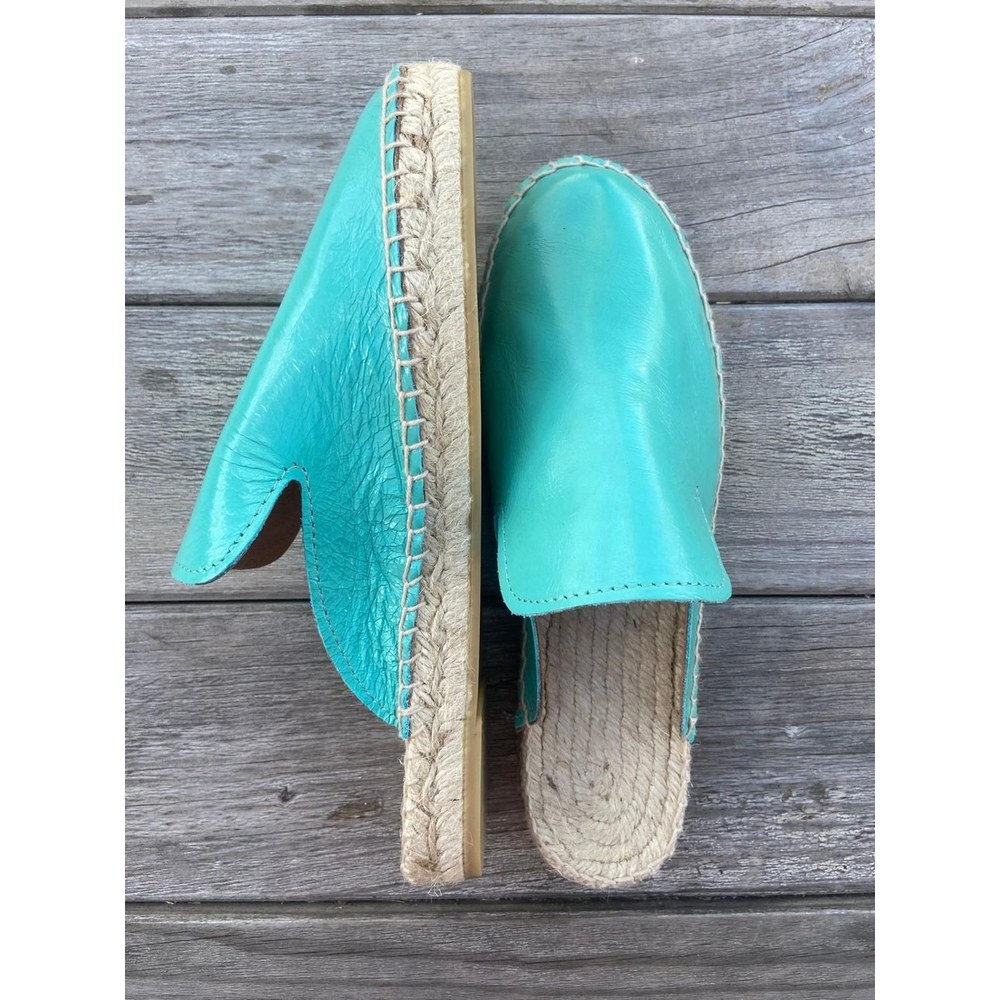 Zueco alpargata de piel con suela de yute trenzada — modelo MARINA en color Verde agua de Leathersophy