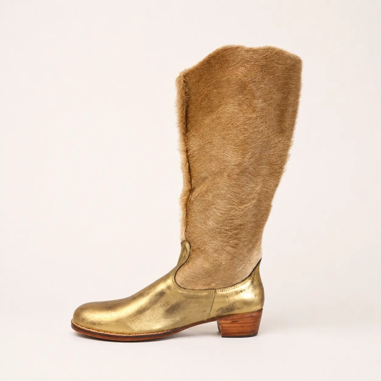 Bota Bucanera dorada con pelo marrón claro | Leathersophy Bota Bucanera de cuero dorado metalizado con caña de pelo natural marrón claro y tacón bajo de madera