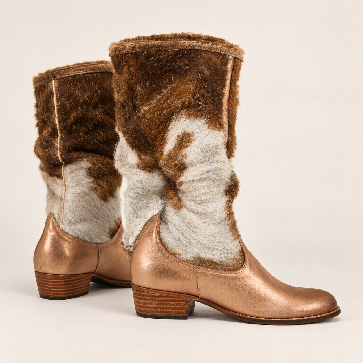 Bota Bucanera cobre con pelo blanco y marrón | Leathersophy Par de botas Bucanera de cuero cobre metalizado con caña de piel de vaca manchada en blanco y marrón, tacón bajo de madera