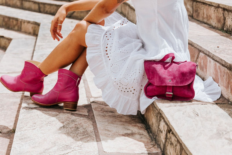 Botines de piel fucsia y bolso de piel rosa de Leathersophy