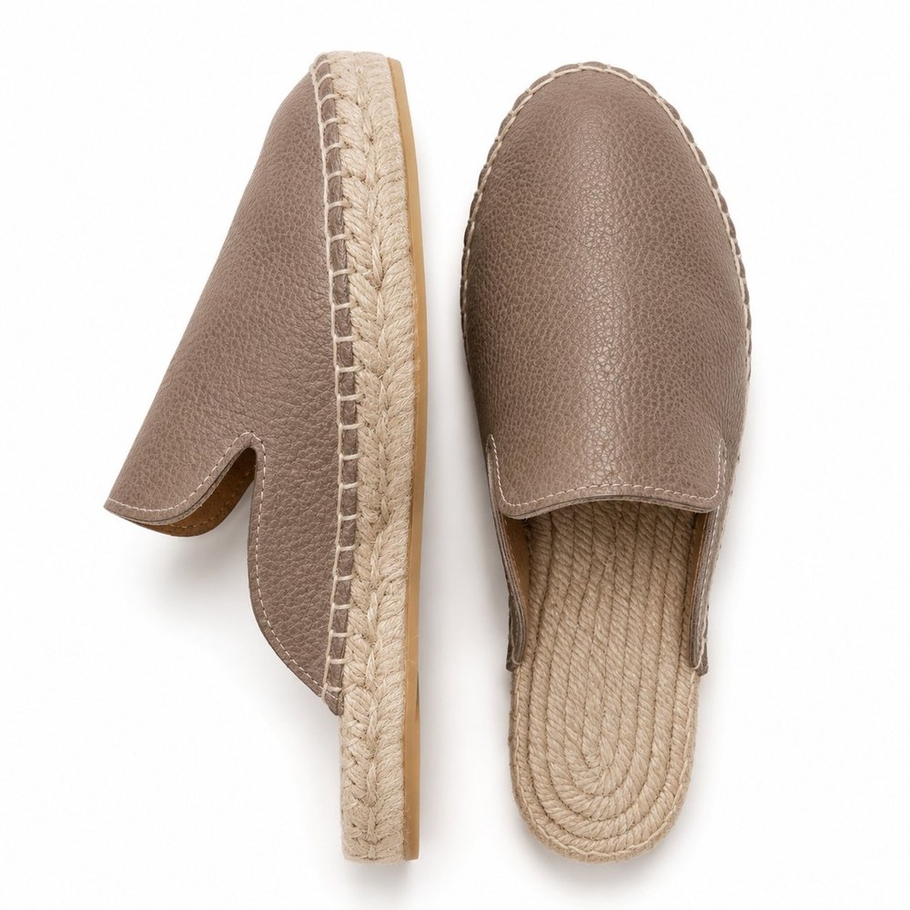 Zueco alpargata de piel con suela de yute trenzada — modelo MARINA en color Taupe de Leathersophy