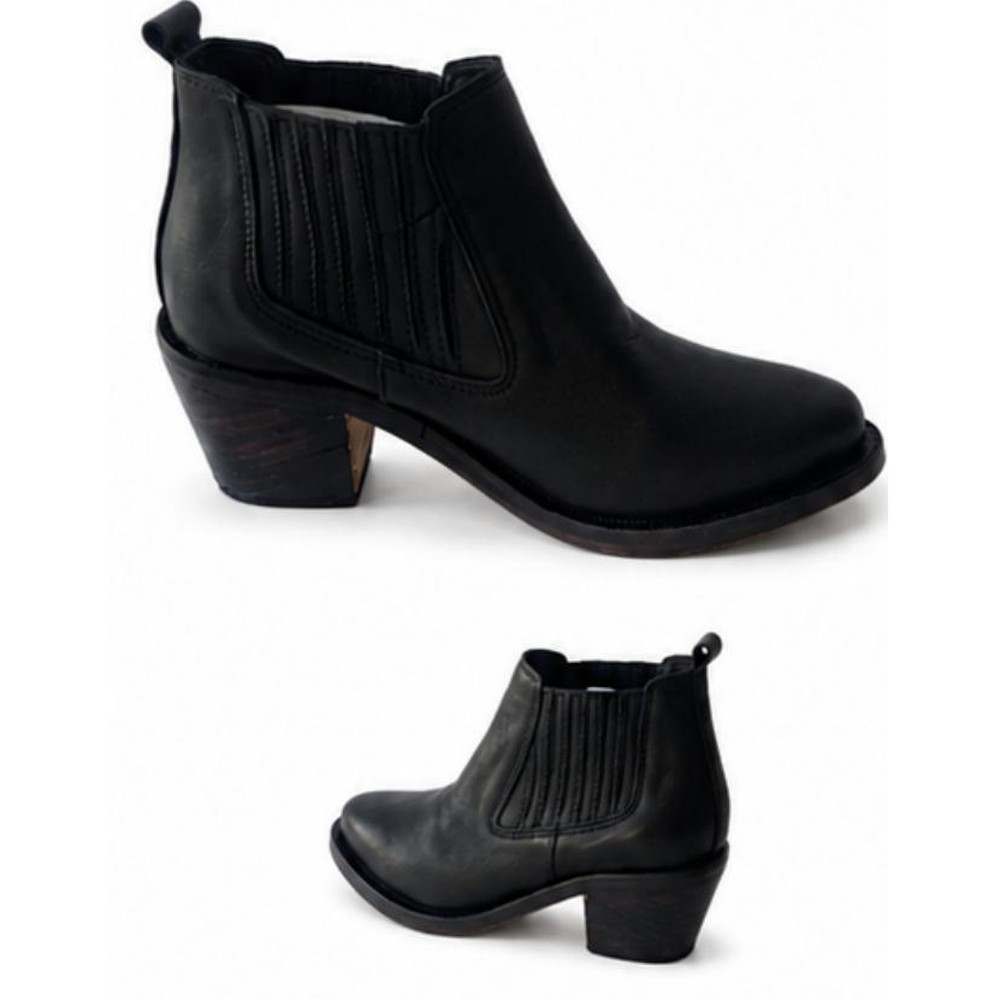 PALMA — Bota de piel con elásticos laterales | Leathersophy Bota de piel con elásticos laterales — modelo PALMA hecho a mano en Argentina y España por Leathersophy